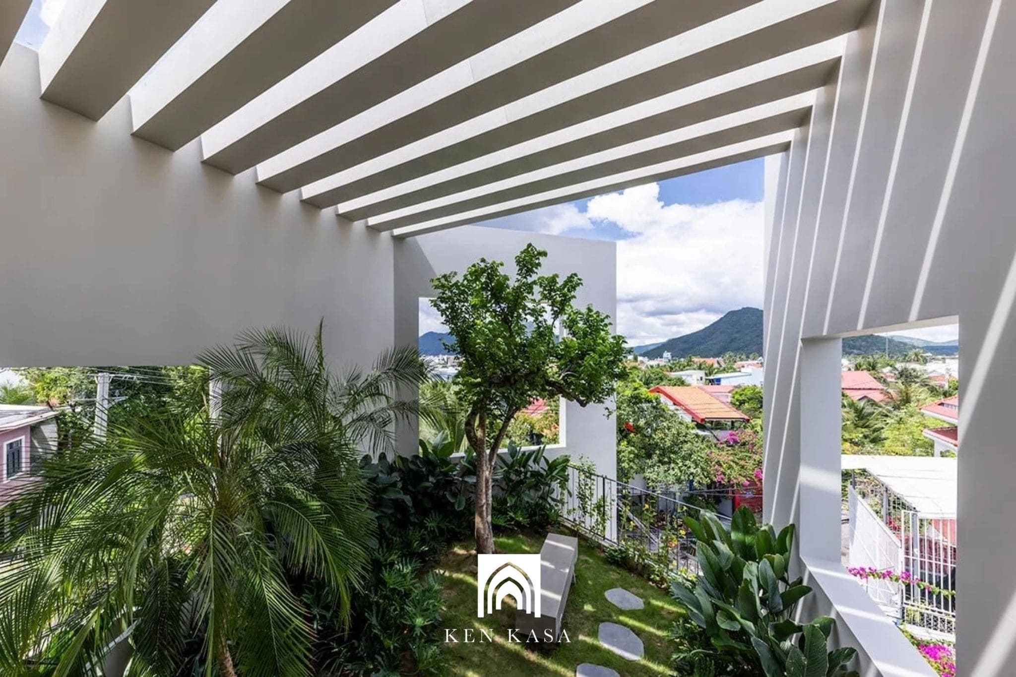 Sử dụng lam chắn nắng v&agrave; m&aacute;i che