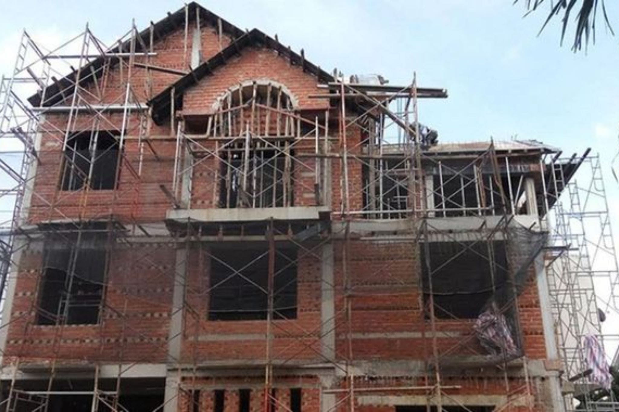 Chi ph&iacute; x&acirc;y dựng phần th&ocirc; v&agrave; kết cấu