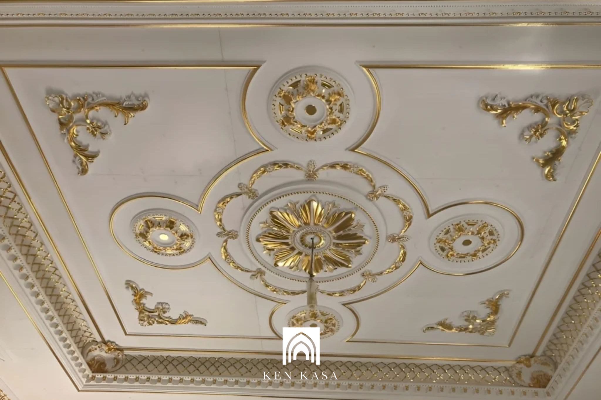 Ph&agrave;o chỉ tinh giản v&agrave; chi tiết trang tr&iacute; c&oacute; kiểm so&aacute;t